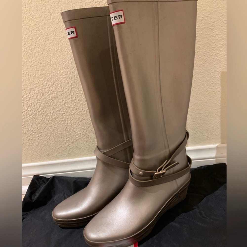 Hunter light bronze/pewter Andorra wedge Rainboots size 8